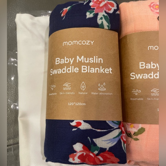 Momcozy Floral Baby Muslin Swaddle Blanket Set - Peach, White, and Navy - Picture 4 of 7